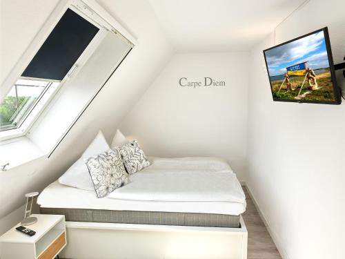 ein kleines Bett in einem Zimmer mit Fenster in der Unterkunft FIP Park Weitblick in Gollwitz