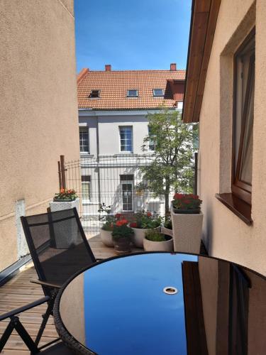 uma mesa e cadeiras numa varanda com um edifício em Zauerveino apartamentai em Klaipėda
