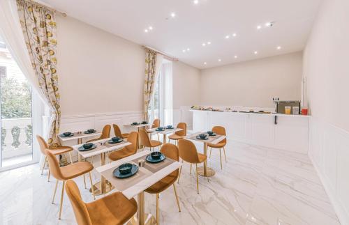 een restaurant met tafels en stoelen en een toonbank bij Gentile Suite & Spa Vomero in Napels