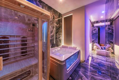 La salle de bains est pourvue d'une baignoire et d'une douche à l'italienne. dans l'établissement Gentile Suite & Spa Vomero, à Naples