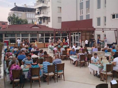 Um restaurante ou outro lugar para comer em Acropol Beach Hotel