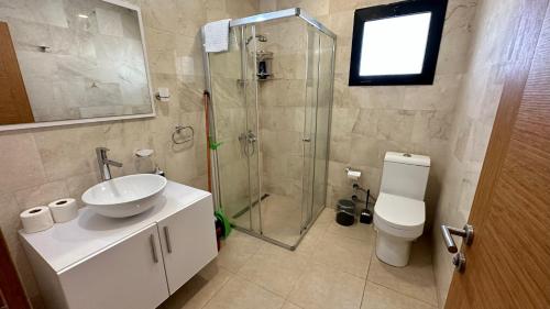 凱里尼亞的住宿－Royal Homes，带淋浴、盥洗盆和卫生间的浴室