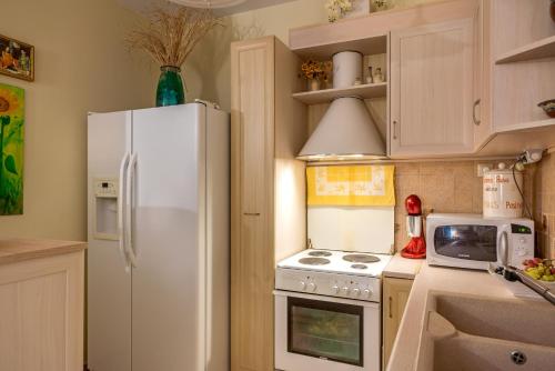 Dapur atau dapur kecil di Maria’s Mansion 3 m from the SEA