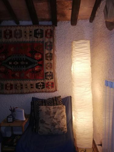 a lamp in a room with a bed and a painting at Appartamento Iesa in Lama