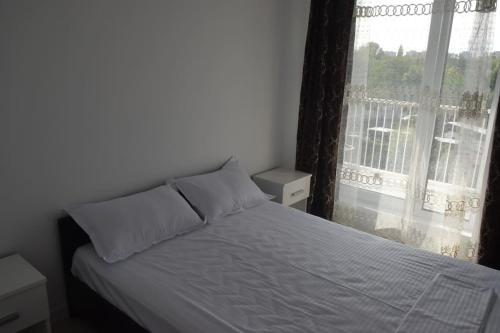 מיטה או מיטות בחדר ב-Real Residence -apartament cu 3 camere- Valeni 144