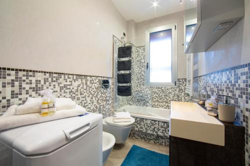 ein Badezimmer mit einem Waschbecken, einem WC und einer Badewanne in der Unterkunft Sunset Frame 2 Few Steps From Sea - Happy Rentals in Alassio