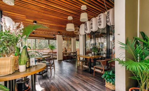 a restaurant with wooden ceilings and tables and chairs at Il Mondo Boutique Hotel in Brisbane