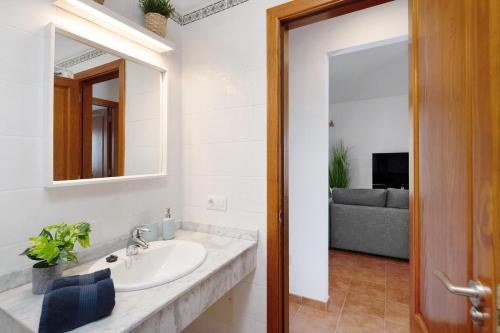 ein Bad mit einem Waschbecken und einem Spiegel in der Unterkunft Villa Rubí in Playa Blanca