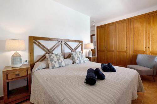 ein Schlafzimmer mit einem Bett mit zwei Handtüchern darauf in der Unterkunft Villa Rubí in Playa Blanca