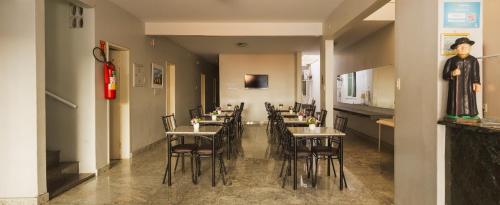 a restaurant with tables and chairs in a room at Hotel Mares de Iracema in Fortaleza