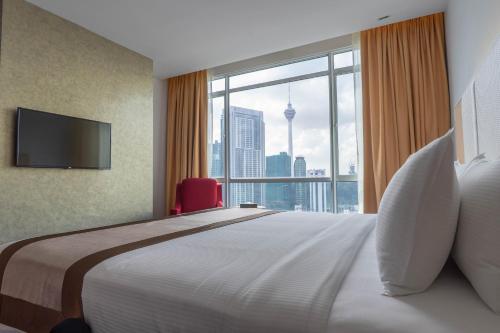 Tempat tidur dalam kamar di Tamu Hotel & Suites Kuala Lumpur