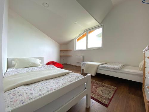 een slaapkamer met 2 bedden en een raam bij Penthouse appartment PVR in Sarajevo
