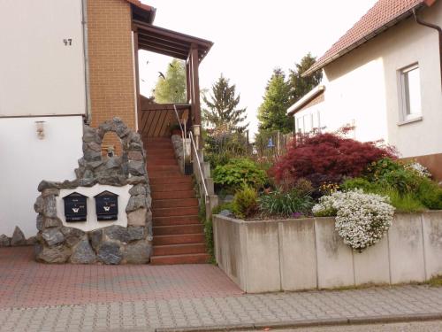 una casa con un conjunto de escaleras que conducen a una puerta en Ferienwohnung Schanbacher, en Beerfelden