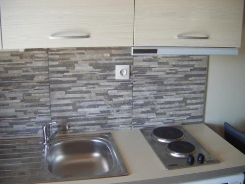 A kitchen or kitchenette at Paradise Apartments