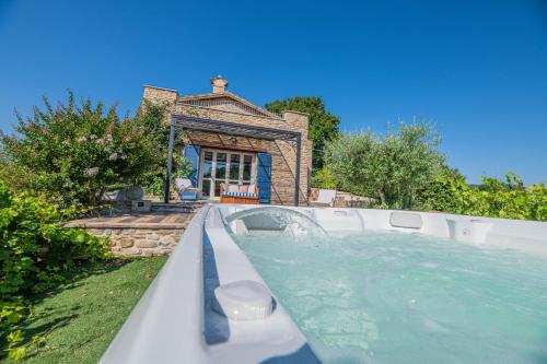 uno scivolo d'acqua di fronte a una casa di Ca' Gulino - Urbino - Villa con Minipiscina in Borgo Antico a Urbino