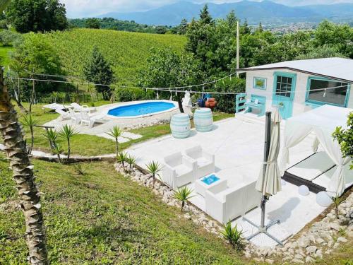 una piscina en un patio con una casa en La Cascina Scalera per il tuo relax con piscina sauna ed Idromassaggio, en Castel Campagnano