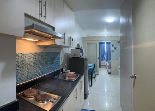 - une cuisine avec un évier et un comptoir dans l'établissement 1BR Condotel - MOA View, à Manille