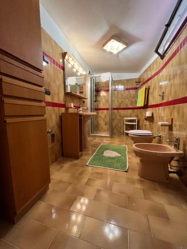 ザンブローネにあるCasa Morelloのバスルーム(トイレ、シャワー、シンク付)
