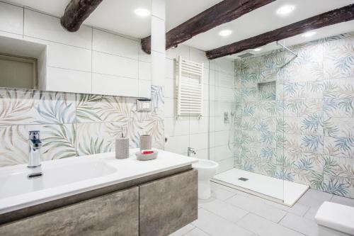 A bathroom at Enjoy Naples