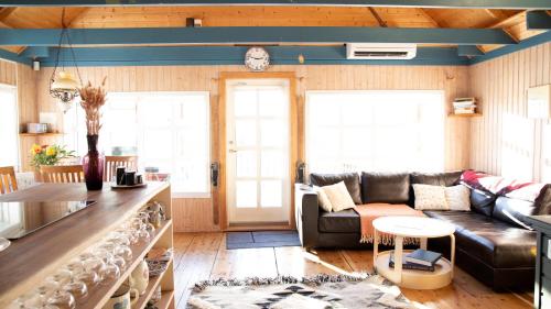 Zona de estar de Northen Lights Cabin, Riverside, Mountain view