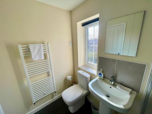 Bilik mandi di Silver Stag Properties, Comfy 2 BR Home in Ashby