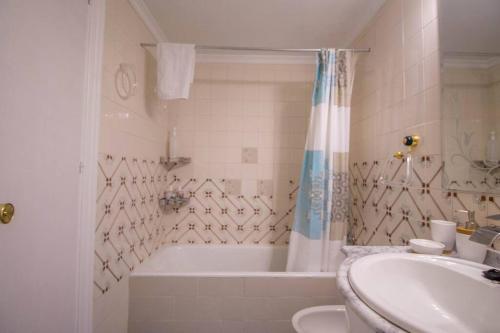 e bagno con vasca, servizi igienici e lavandino. di Duquesa 703 By IVI Real Estate a Torremolinos