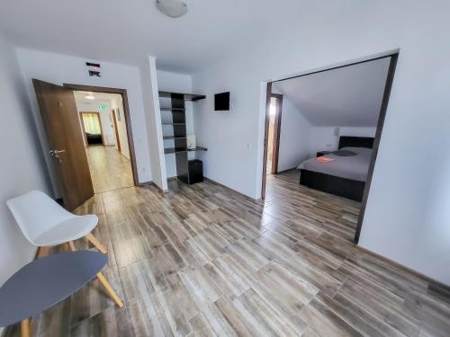 a bedroom with a bed and a large mirror at Residenz Zikeli in Viişoara