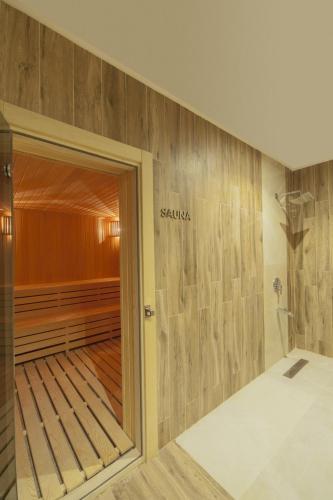 a room with a sauna with a wooden wall at Lamec Hotel Business in Gebze