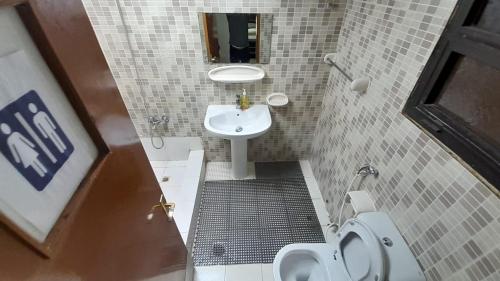 Un baño pequeño con lavabo e inodoro. en Admf#101, en Abu Dabi