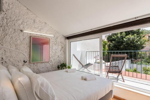 リスボンにあるApartamento com varanda, muito central, TTL333のベッドルーム(白いベッド1台、大きな窓付)