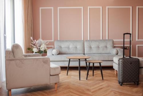 a living room with a couch and a table at Resto Inn - Smart apartamenty blisko Energylandii in Po”łwieś