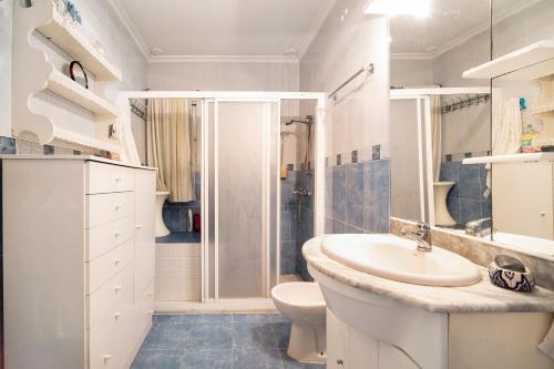 e bagno con lavandino, servizi igienici e doccia. di Casa Catalina a Jerez de la Frontera