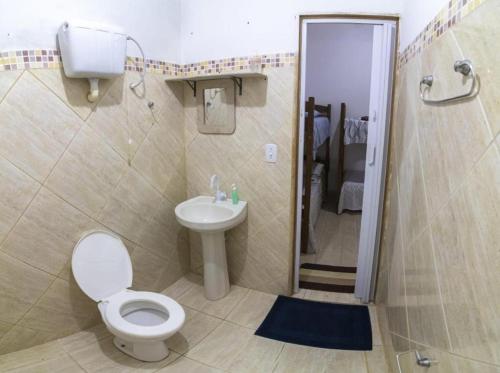 a bathroom with a toilet and a sink at Hostel Zig Zag Suítes in Lençóis