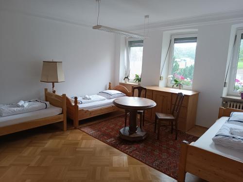 Habitación con 2 camas y mesa. en Ferienwohnung Veljanovski en Blaufelden