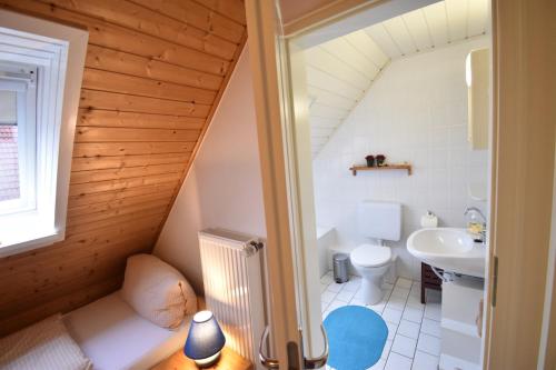 a bathroom with a toilet and a sink at Haus Krabbe in Norddeich