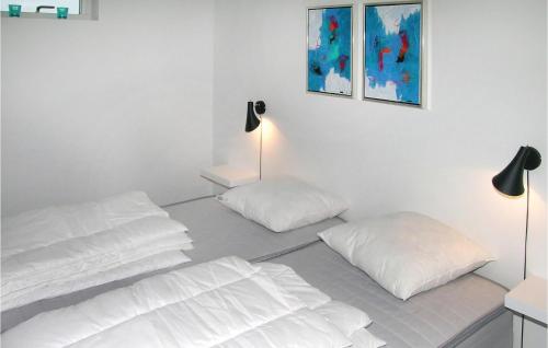 2 camas en una habitación blanca con 2 lámparas en Lovely Home In Frederikshavn With Kitchen, en Frederikshavn