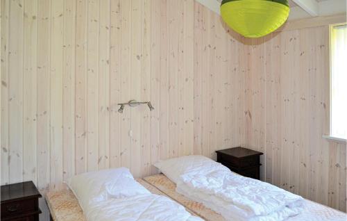 1 dormitorio con 2 camas y una lámpara en la pared en Amazing Home In Sby With Wifi, en Nordost
