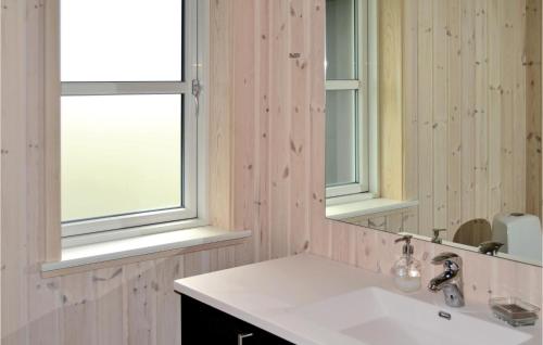 baño con lavabo blanco y 2 ventanas en Amazing Home In Sby With Wifi, en Nordost
