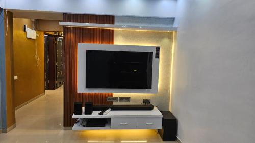 ein Wohnzimmer mit einem TV an der Wand in der Unterkunft Luxurious 2 BHK Apartment Fully Furnished with All Major Electronics and Automation in Pune