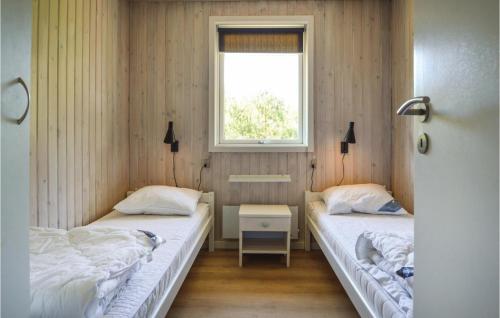 ブラーバンドにあるNice Home In Blvand With 3 Bedrooms, Sauna And Wifiの窓付きの小さな部屋のベッド2台