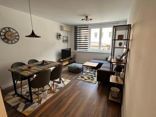 sala de estar con mesa y sillas y comedor en Dear apartments en Sarajevo