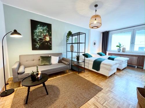 sala de estar con sofá y cama en SAPPHIRE APARTMENT: FREE PARKING + NETFLIX + BATHTUB, en Essen