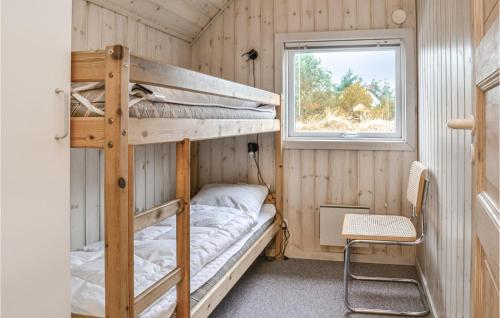ブラーバンドにあるNice Home In Blvand With 4 Bedrooms, Sauna And Wifiの小さな家の中にある二段ベッド付きのベッドルーム1室です。