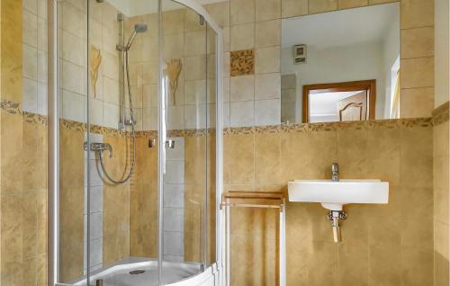uma casa de banho com um chuveiro e um lavatório. em Nice Home In Bytw With Wifi em Bytów