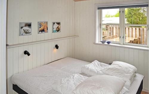Cama blanca en habitación con ventana en Cozy Home In Frederikshavn With Kitchen, en Frederikshavn