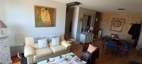 un salon avec un canapé et une table dans l'établissement Cœur de ville 4 personnes 