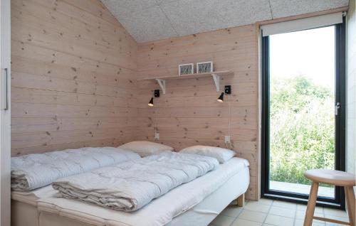 イェリングにあるLovely Home In Hjrring With House A Panoramic Viewの木製の壁の客室で、ベッド2台が備わります。
