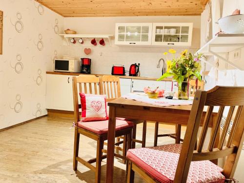 eine Küche mit einem Tisch und Stühlen im Zimmer in der Unterkunft Ferienwohnung Crawissimo in Crawinkel