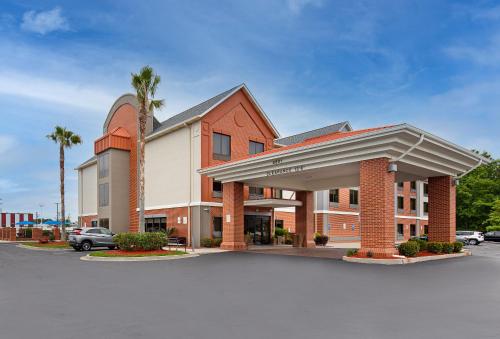 a building with a parking lot in front of it at Holiday Inn Express Savannah South I-95 Richmond Hill by IHG in Richmond Hill