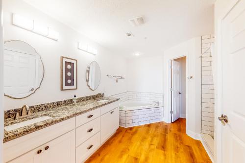 Ванная комната в Summerhouse 103 Bella Casa de Mar